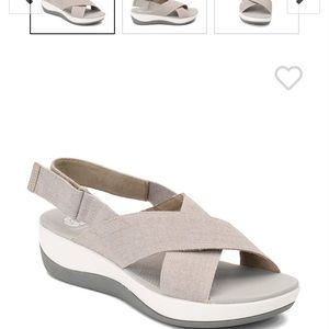 Grey sandal size 7.5 Cloud steppers by Clark